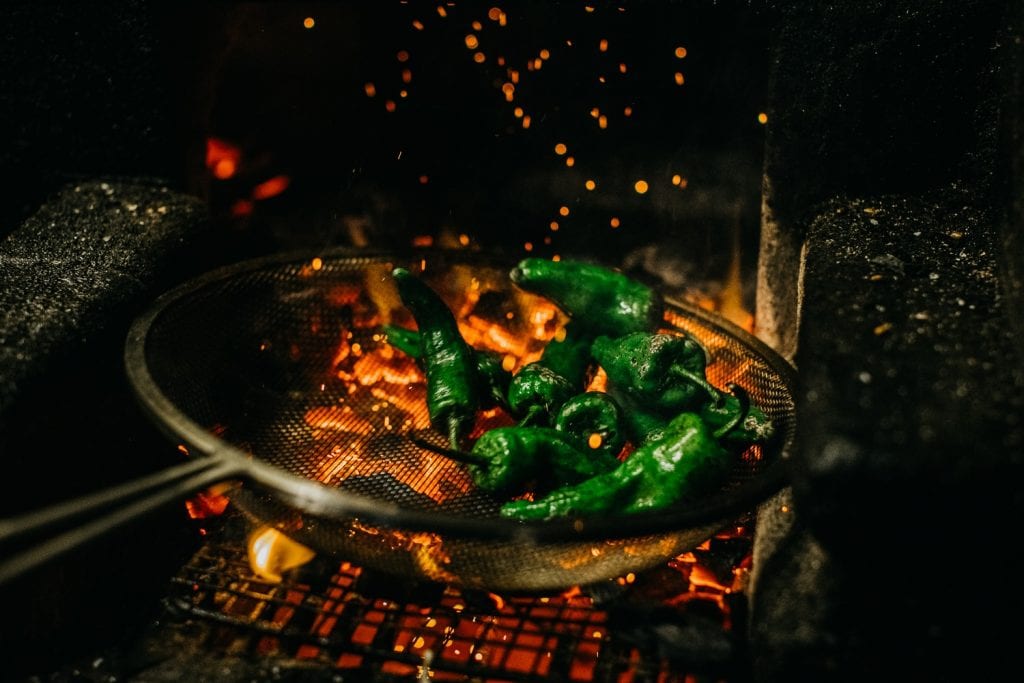 Peperoni verdi cotti su fuoco vivo da Firedoor