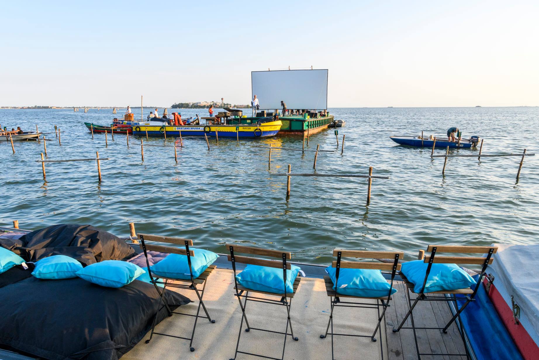 Allestimento del cinema galleggiante di Venezia