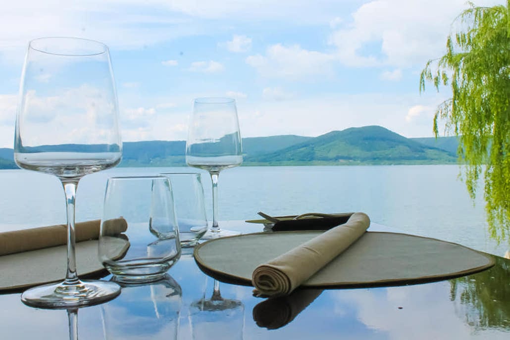 Dove mangiare nella Tuscia viterbese croma lago restaurant a ronciglione, Un tavolo vista lago