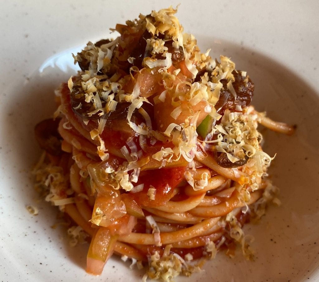 Spaghettoni con pomodoro e ricotta salata da Gli Esploratori a Roma