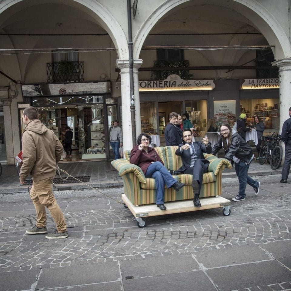 quiz sul divano per le strade di Mantova