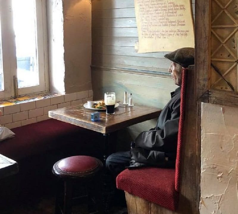 La foto di un cliente in un pub di Londra