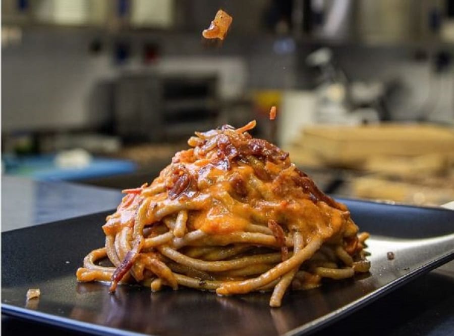 Un piatto di spaghettoni alla carbonara
