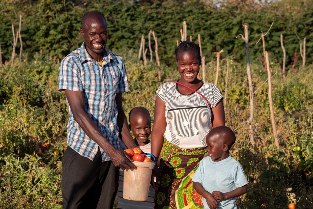 Una famiglia africana con cesto di frutta