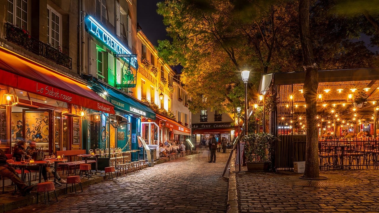 Bistrot a Parigi, di notte
