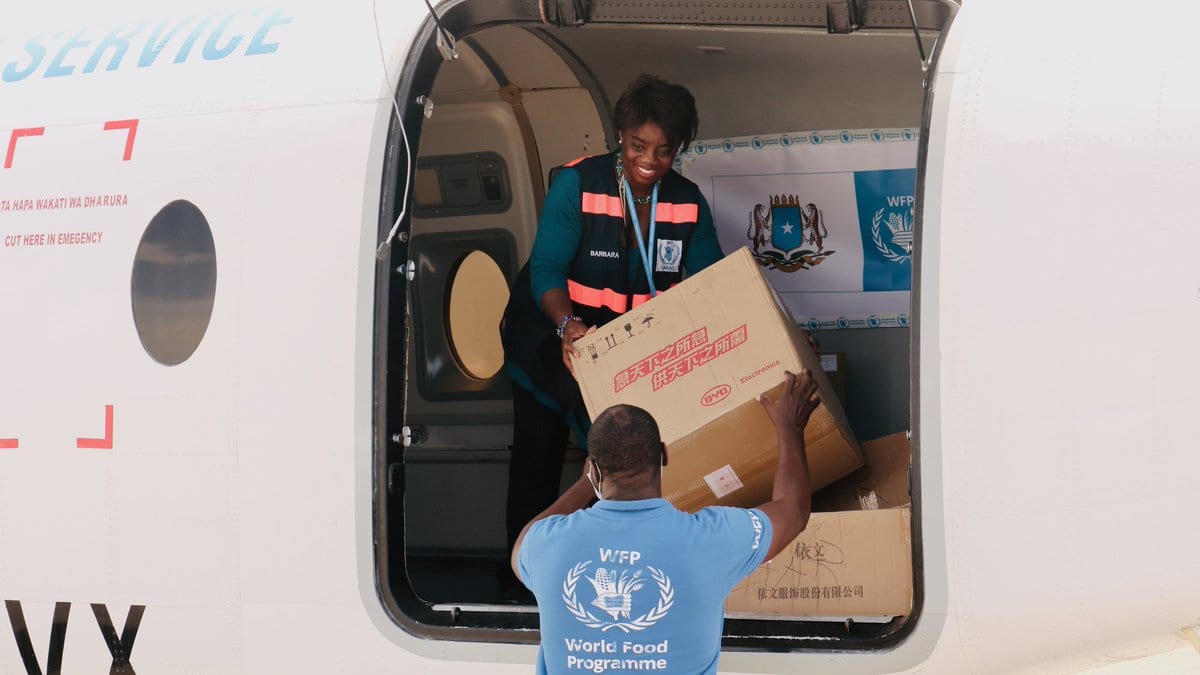 Consegna dei pacchi del WFP in aereo