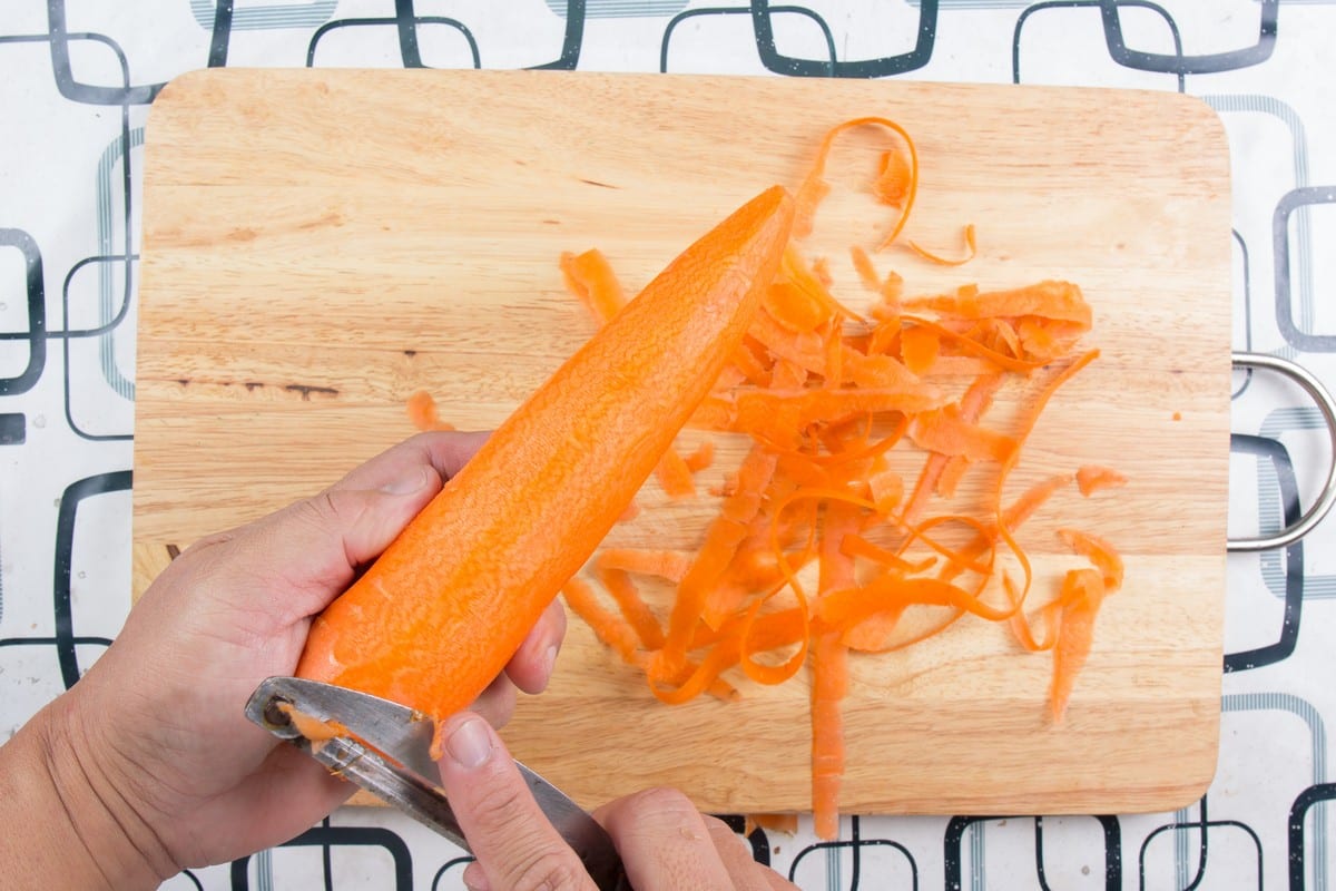 pelapatate che sbuccia una carota