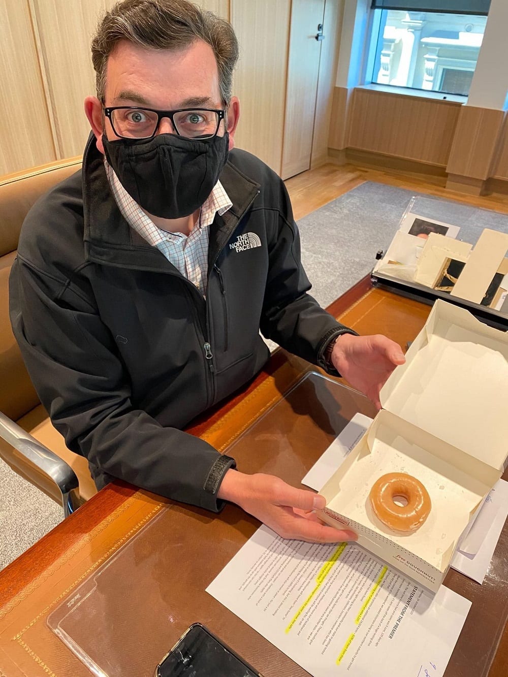 Dan Andrews festeggia la sconfitta del covid con un donut