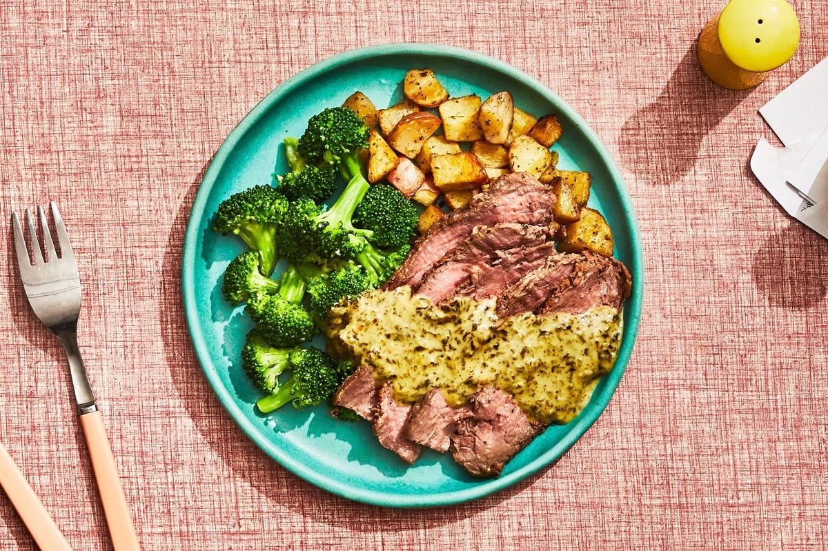 Un piatto di carne con broccoli e patate