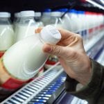 Controllare la scadenza del latte nel banco frigo