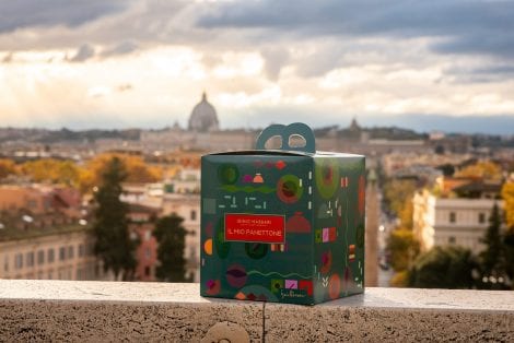Il packaging del panettone di Massari, con vista su Roma
