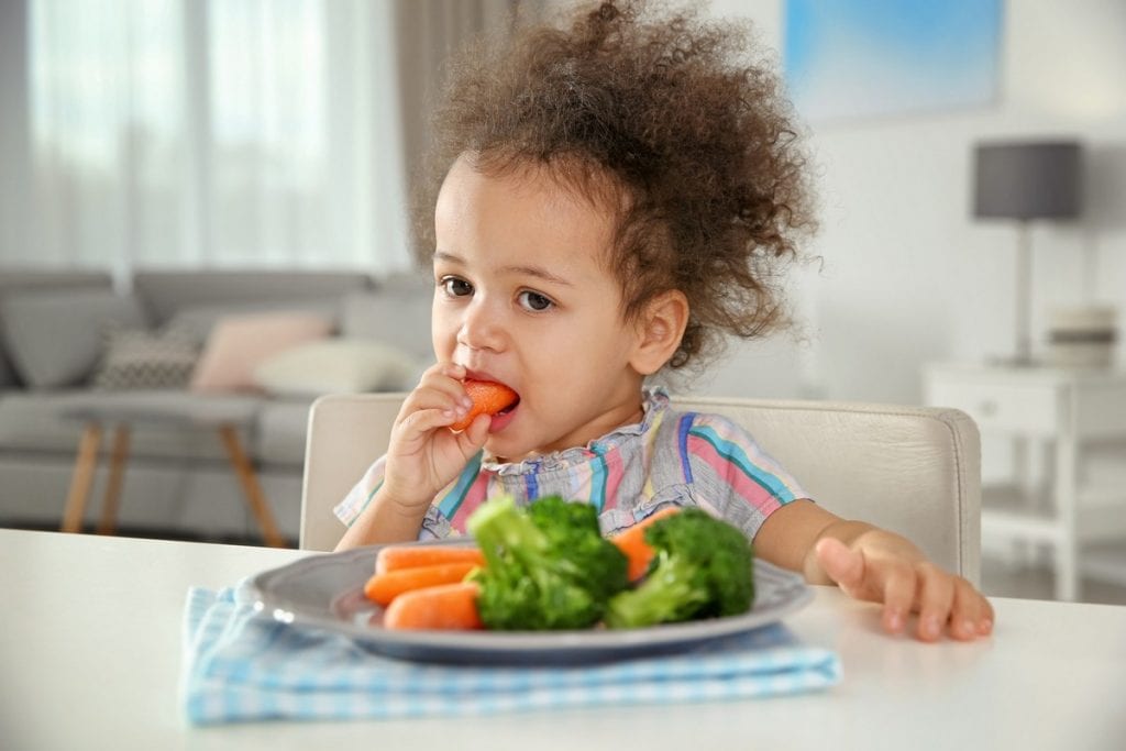 bambina che mangia verdure