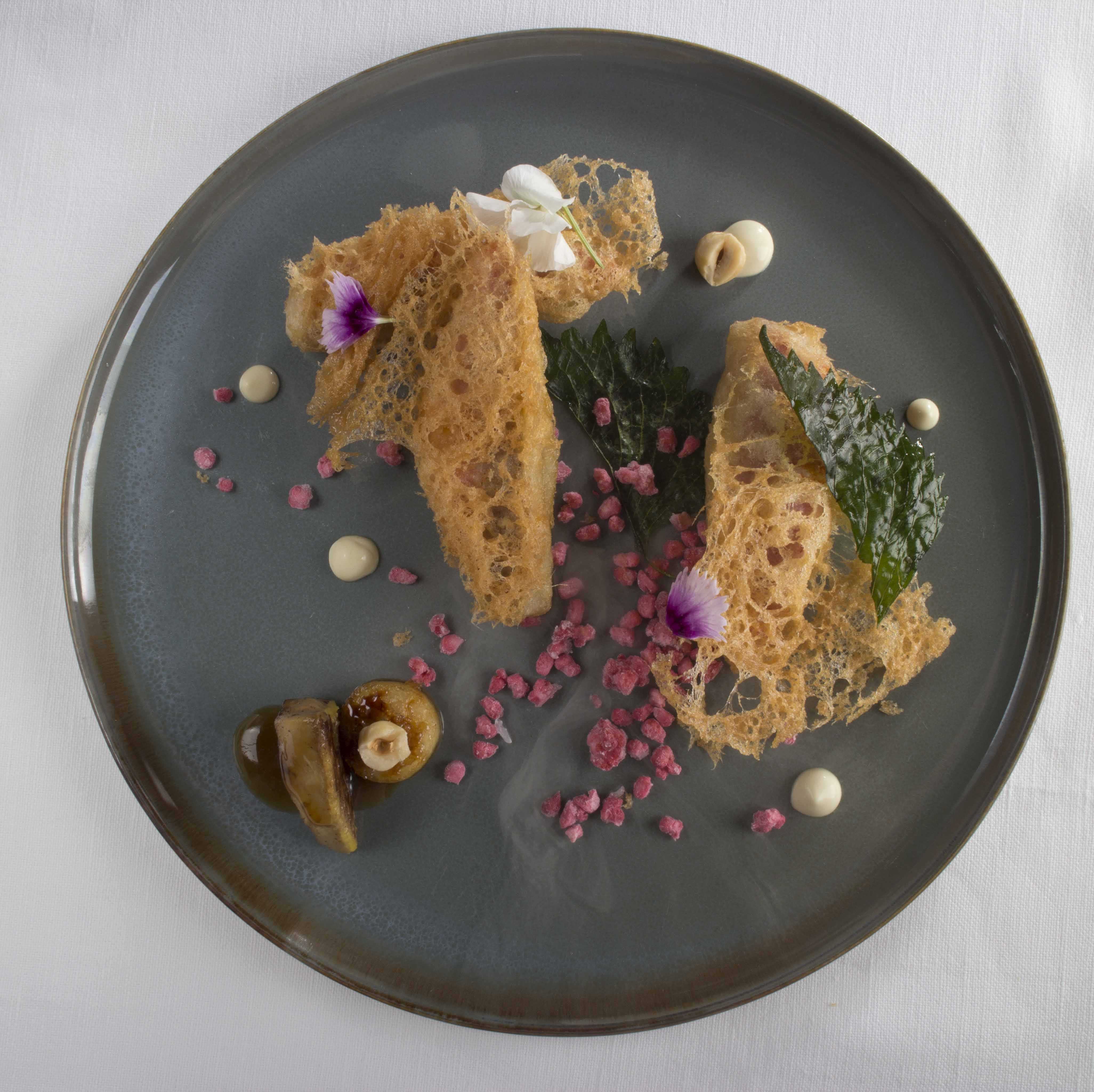 Triglia croccante con foie gras al Marsala, lamponi e nocciole