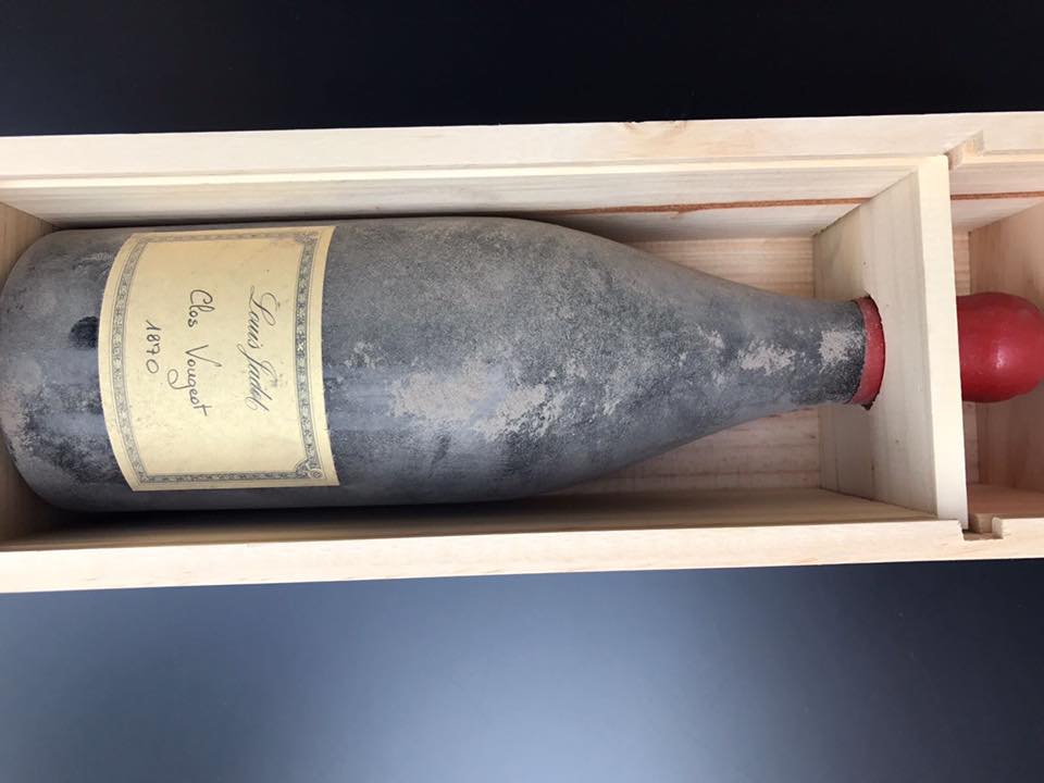 Una bottiglia antica di vino