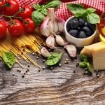 alimenti tipici dieta mediterranea su tavolo di legno
