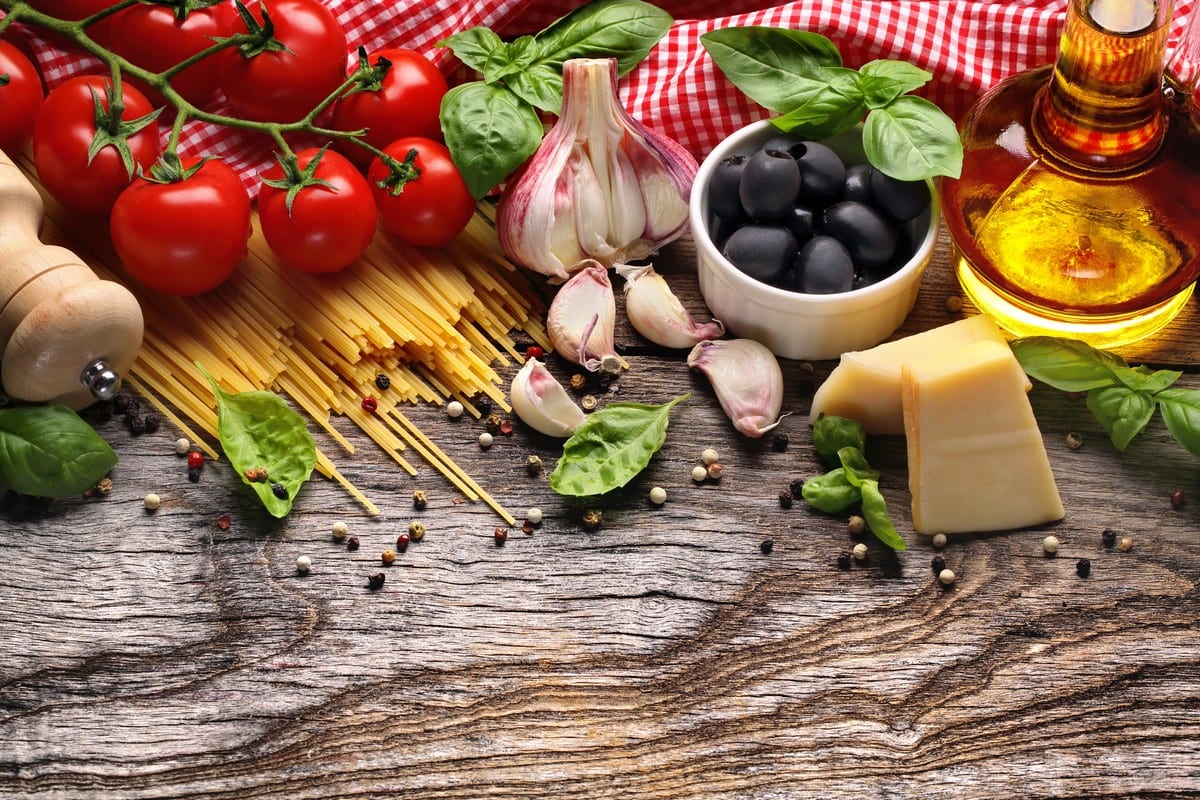 alimenti tipici dieta mediterranea su tavolo di legno