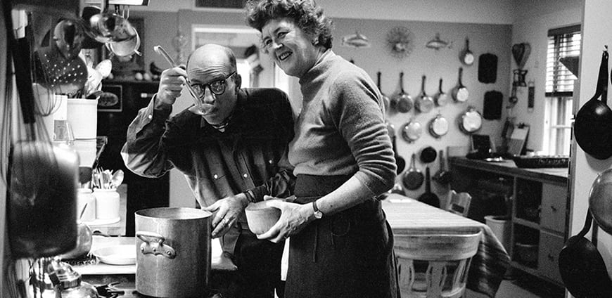 Julia e Paul Child in cucina
