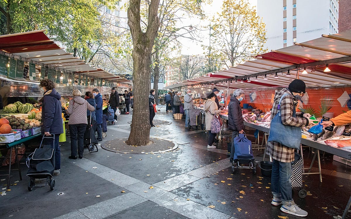 Mercato rionale all'aperto a Parigi