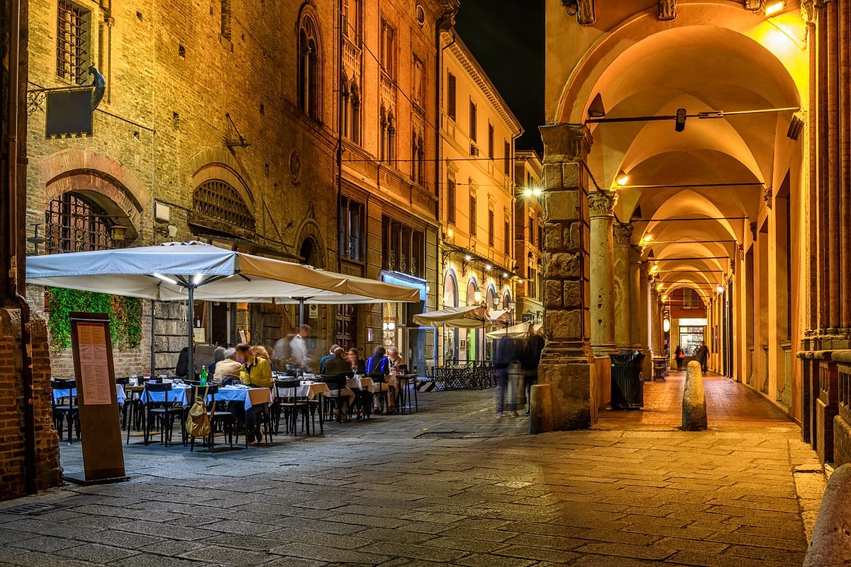 Tavoli all'aperto a Bologna di sera