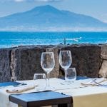 La vista sul Vesuvio dai tavoli dell'Axidie Resort