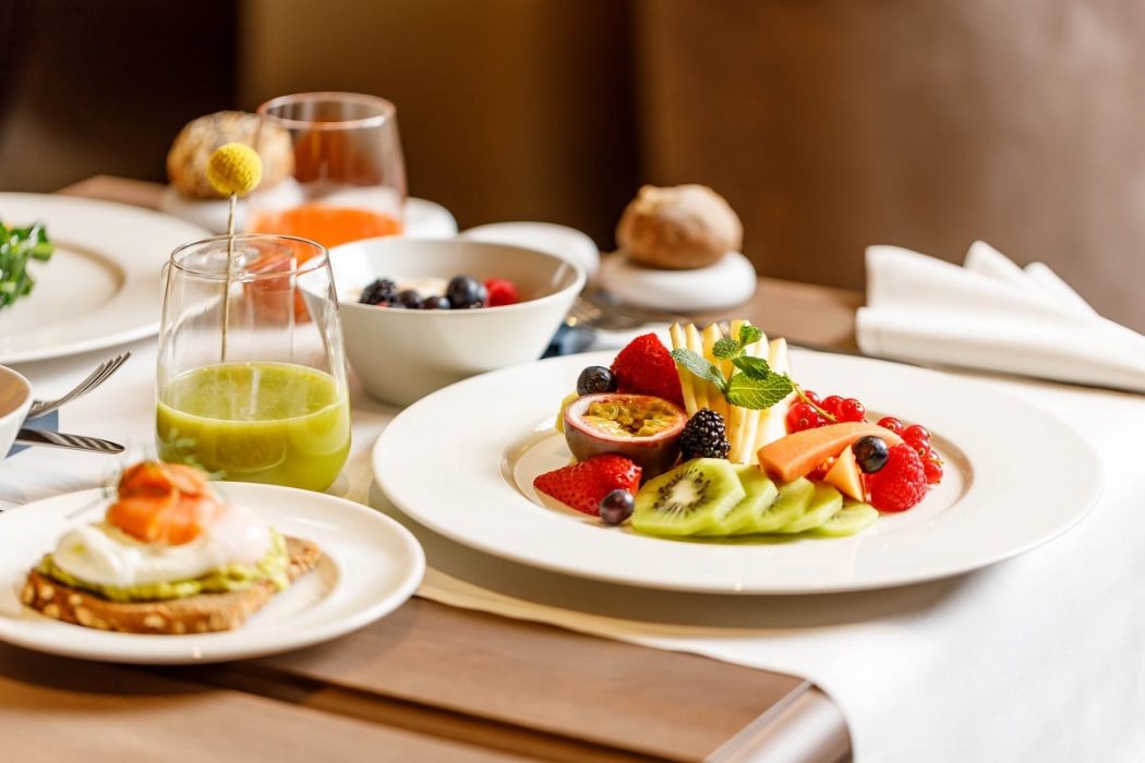 La colazione con frutta e avocado toast al Caffè Doria