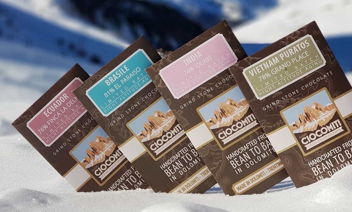 tavolette di cioccolato Ciocomiti su sfondo di Dolomiti