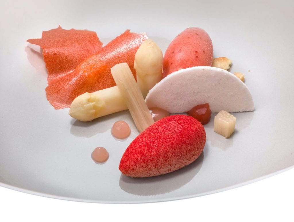 Composizione di fragole e fragoline con rabarbaro e asparagi bianchi alla vaniglia - Heinz Beck -JANEZ PUKSIC