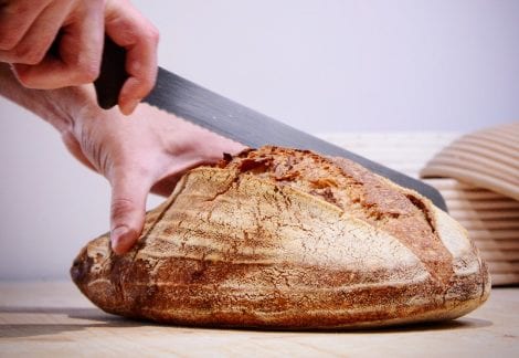 Taglio del pane di campagna