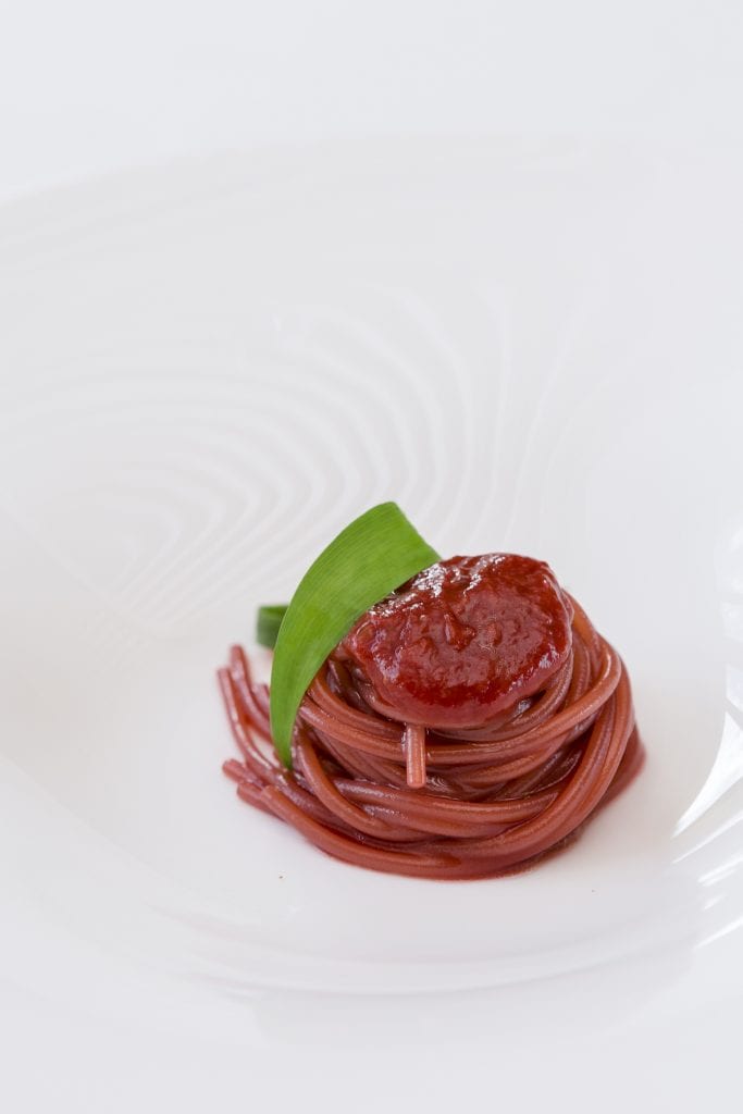 Antonia Klugmann Spaghetti fragola e aglio orsino. Mattia Mionetto Photography.