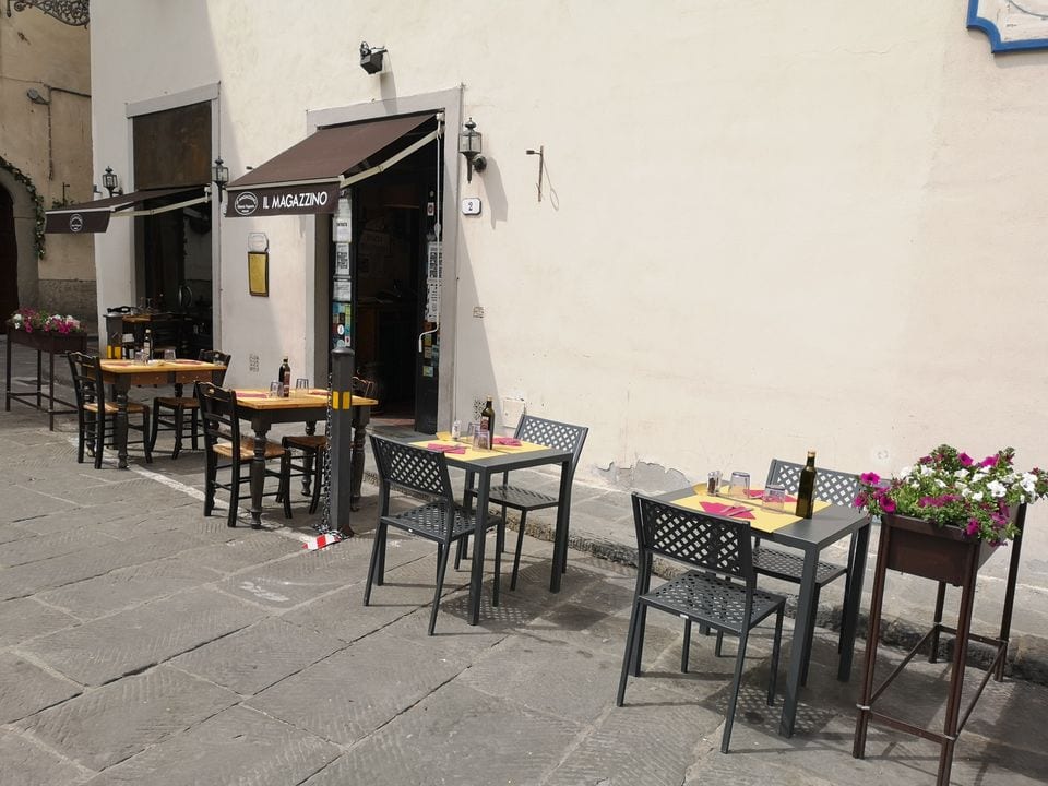 Tavoli in piazza per il Magazzino a Firenze