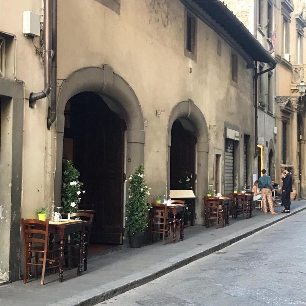 Tavoli all'esterno del Santo Bevitore a Firenze
