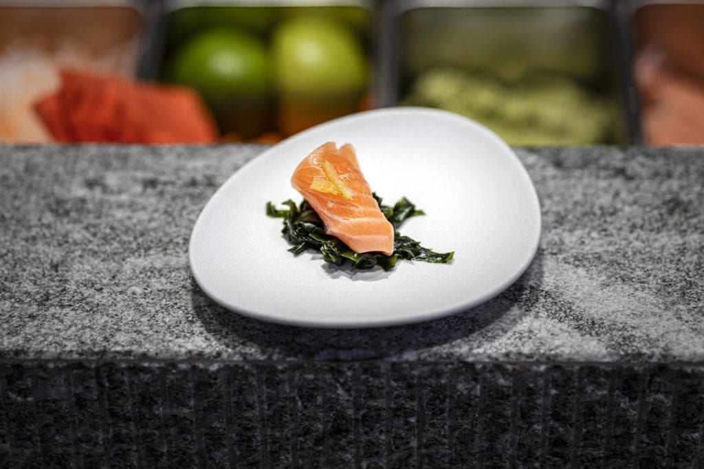 Umi Amuse bouche - salmone, alga wakame e Yuba croccante taglio sashimi del salmone con insalata di alghe condita con ponzu