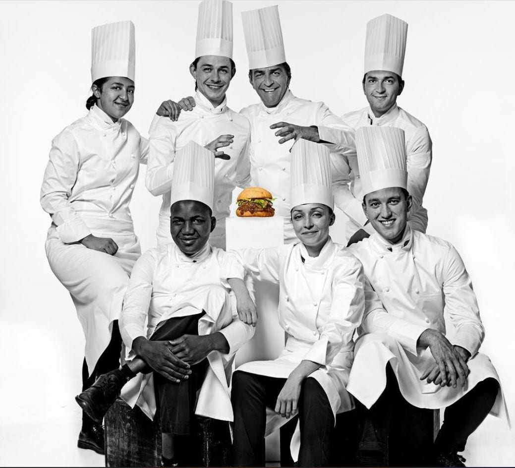 La squadra di Yannick Alléno e l'hamburger dello chef
