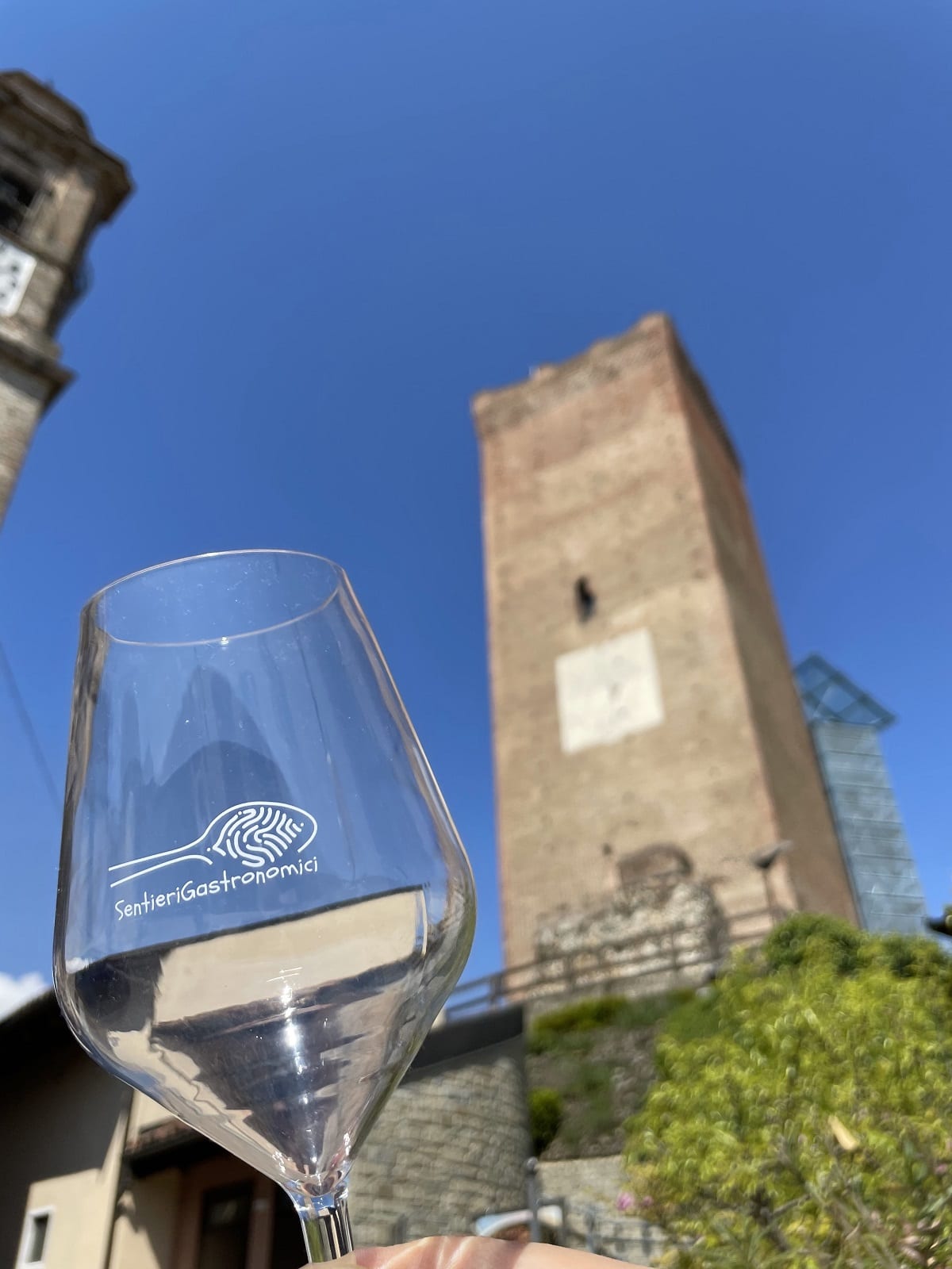 Calice di vino sotto la Torre di Barbaresco