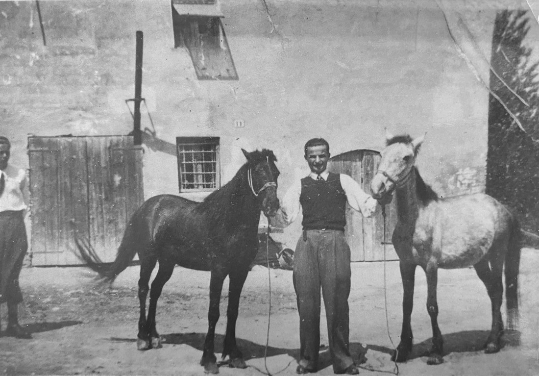 Nonno Urbano davanti al vecchio Molino a pietra, con i cavalli con cui trasportava la farina