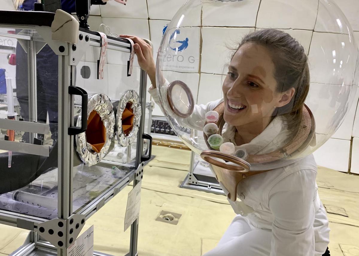 8 MIT Space Exploration Initiative | La ricercatrice sul Cibo nello spazio Maggie Coblentz che ha progettato il food helmet per mangiare a gravità zero – © Nicola Twilley