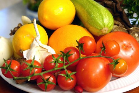 Frutta e verdura sulle tavole degli italiani: porzioni minori e prezzi più alti