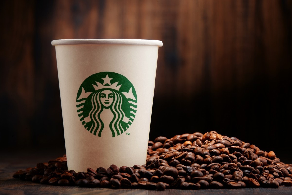 Starbucks riflette sulla sostenibilità dei suoi iconici bicchieri