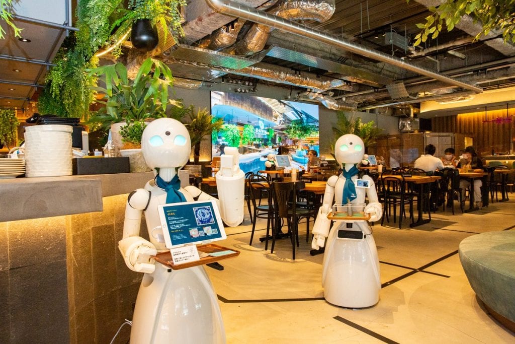 camerieri robot comandati da persone disabili