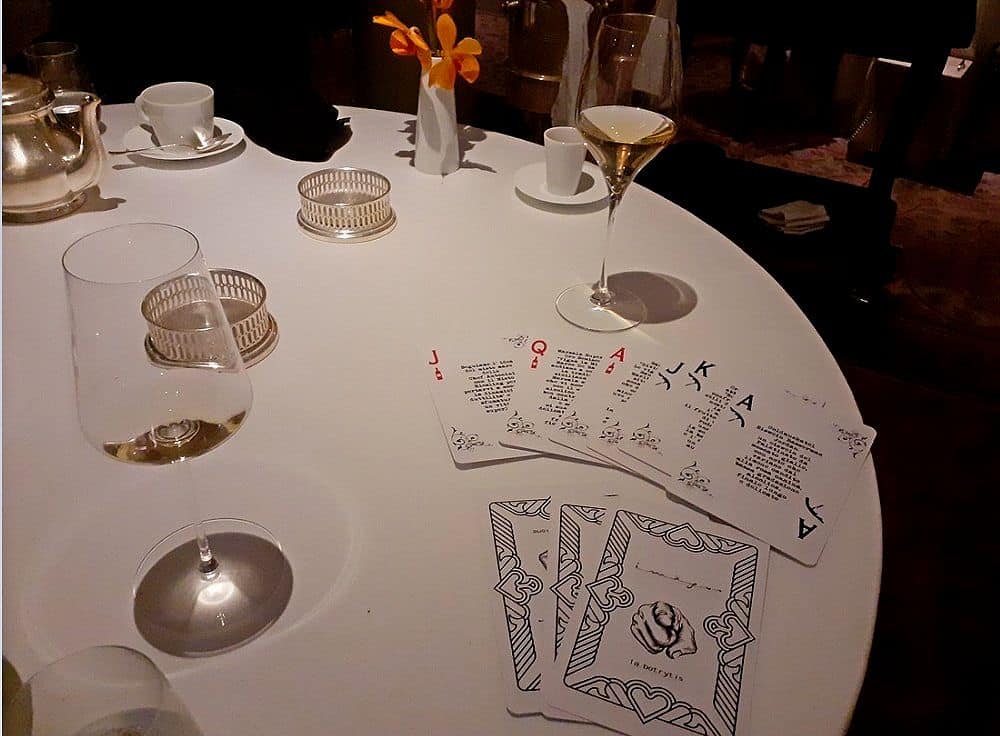 Il vino da bere a cena si sceglie giocando a carte, l'ultima trovata di un grande ristorante di Roma
