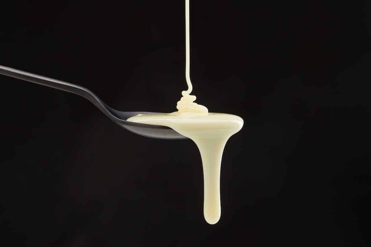 Soda caustica e acqua ossigenata nel latte (per conservarlo meglio), lo scandalo scoperto dai Nas
