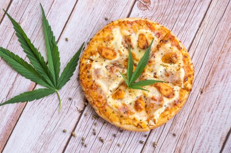 Pizza con foglia di marijuana