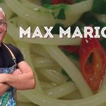 Lo chef Max Mariola prepara la ricetta della pasta aglio olio e peperoncino.