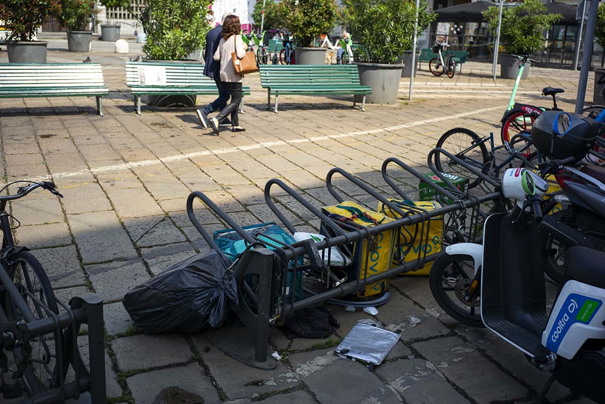 Borse delivery legate ad un porta biciclette vicino la stazione di Porta Genova