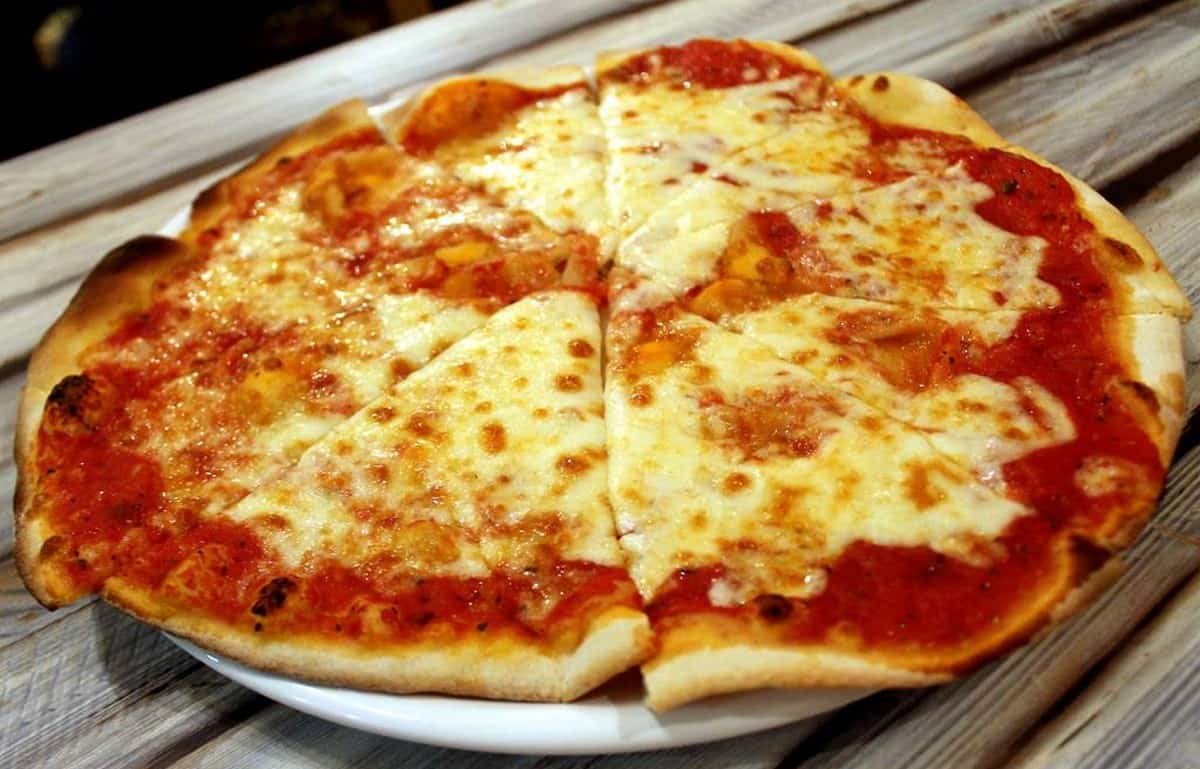 Deutsches Ehepaar, das Deutschland verließ, um in Ligurien Pizza zu backen