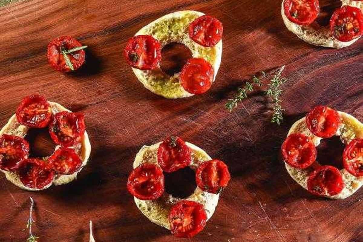 Frisella con i pomodori, la ricetta di Andrea Golino - Gambero Rosso