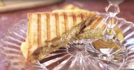 Toast al fromaggio più caro del mondo con foglia d'oro