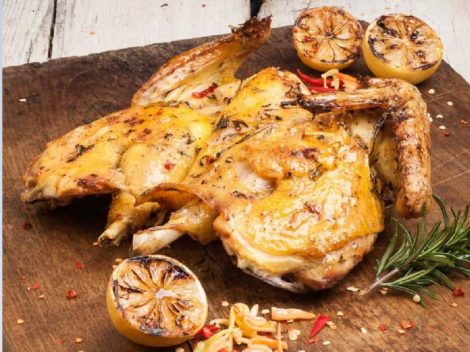 Come fare il pollo alla diavola: la ricetta (e i trucchi) di Steven Raichlen, il re del barbecue