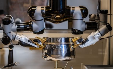 60 mila euro per il robot che cucina in casa come uno chef, l'intelligenza artificiale rivoluziona i fornelli