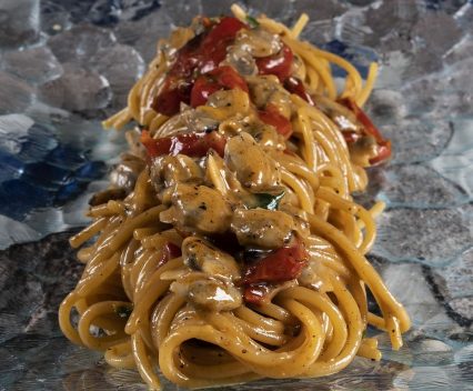 Spaghetti con lupini e pomodorini arrosto, cacio e pepe: la ricetta di Peppe Guida